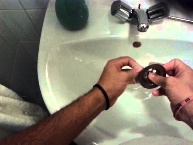 por donde entran las cucarachas en el baño