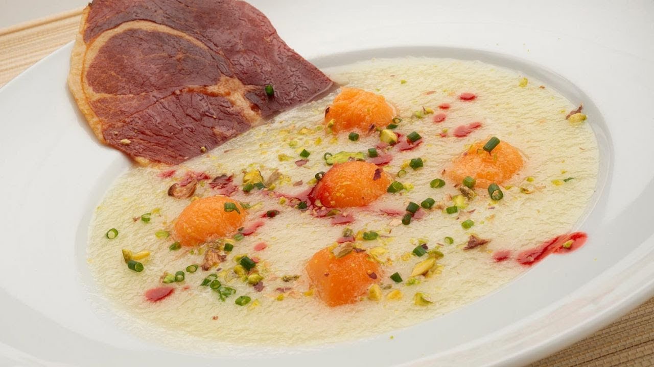 sopa de melon con jamon crujiente